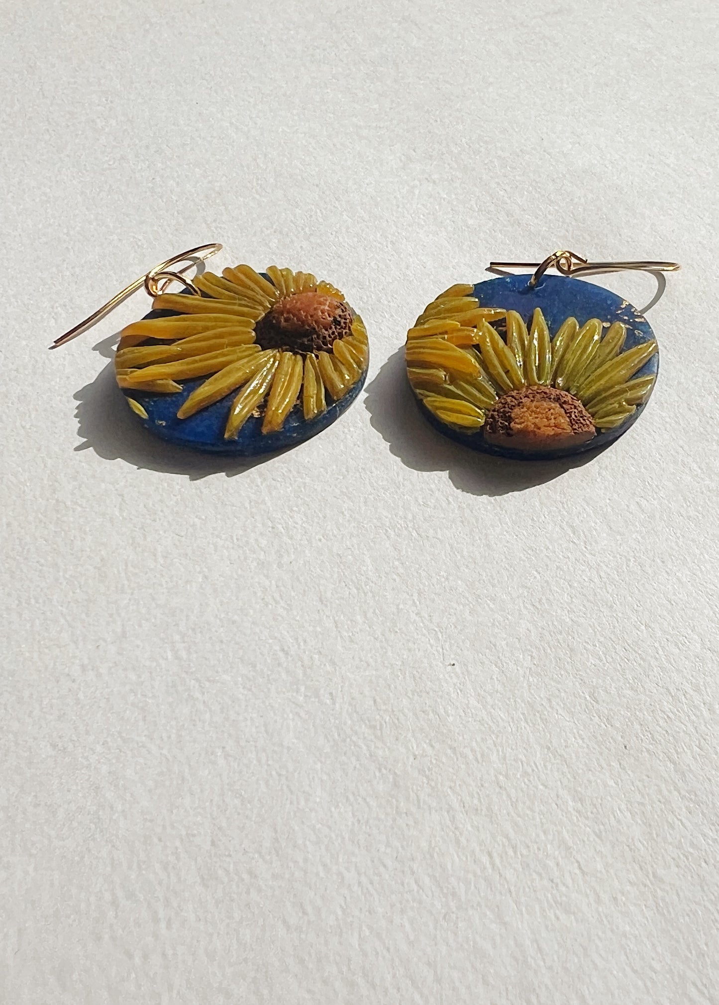 The Midi Orbit earring in sunflower